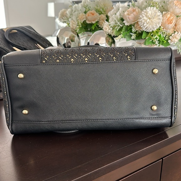 Marc New York Leather Bowling Handbag Crossbody with Strap included - Picture 4 of 6